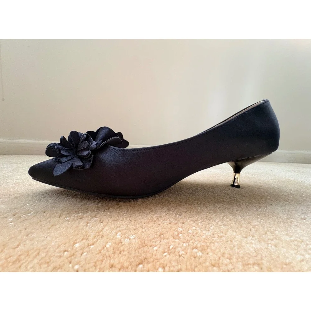 Amanda DiLaurie Black Satin Pointed Toe Kitten Heel Embellished Flower   Sz‎ 10M